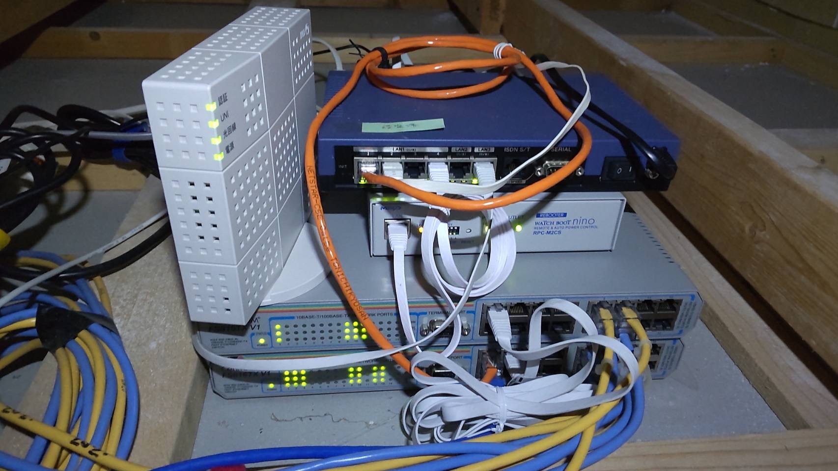 天井裏に設置されたネットワーク機器